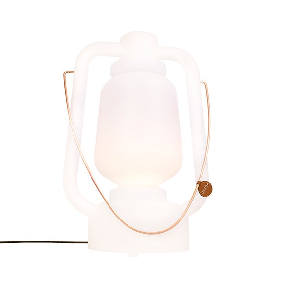 Weiße Tischlampe in Form einer Laterne mit Metallbügel und QAZQA Logo Anhänger.