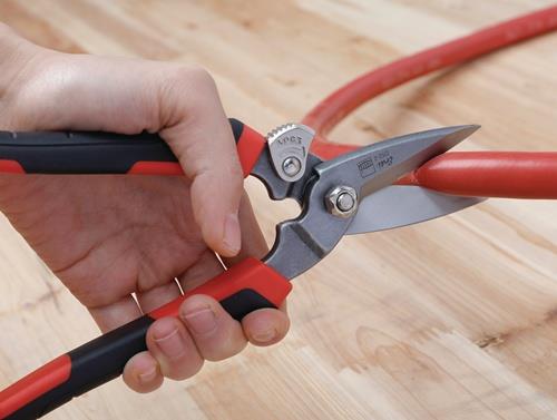 Blechschere Erdi Bessey D52-2 aus Stahl mit rot-schwarzen ergonomischen Griffen und Sicherheitsverschluss.