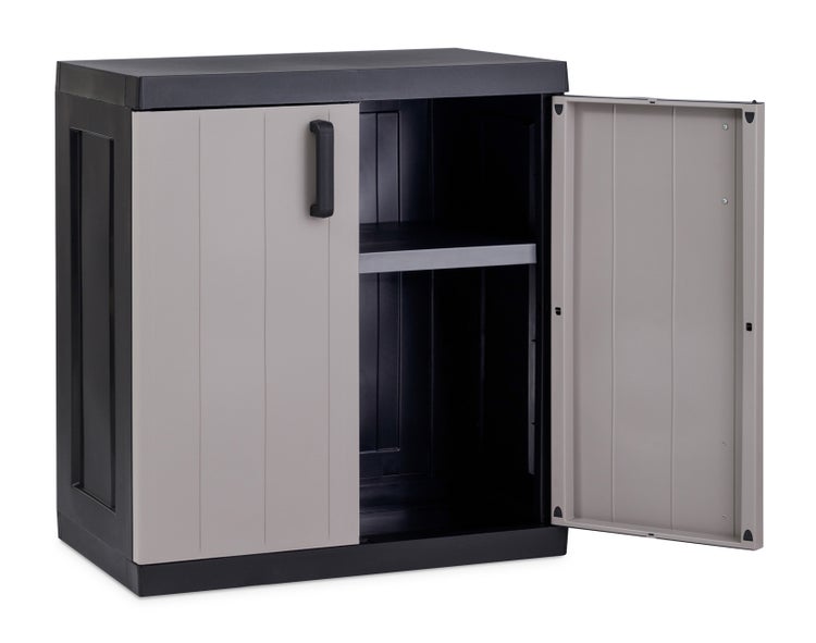 Kunststoff Mehrzweckschrank mit einer offenen Tür und einem Einlegeboden.