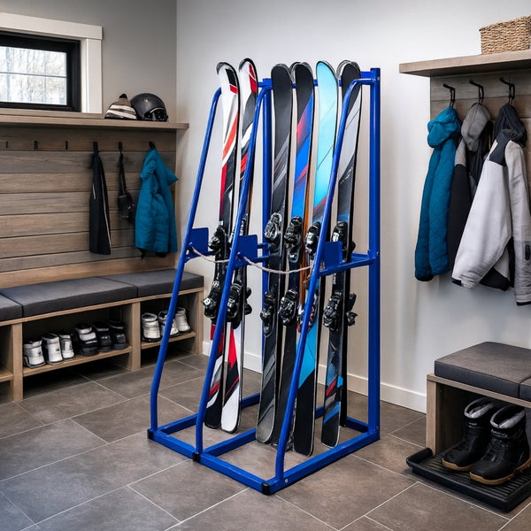 Blauer Metall-Skiständer mit Skiern in einem organisierten Skikeller mit Sitzbänken, Jackenhaken und Schuhablage.