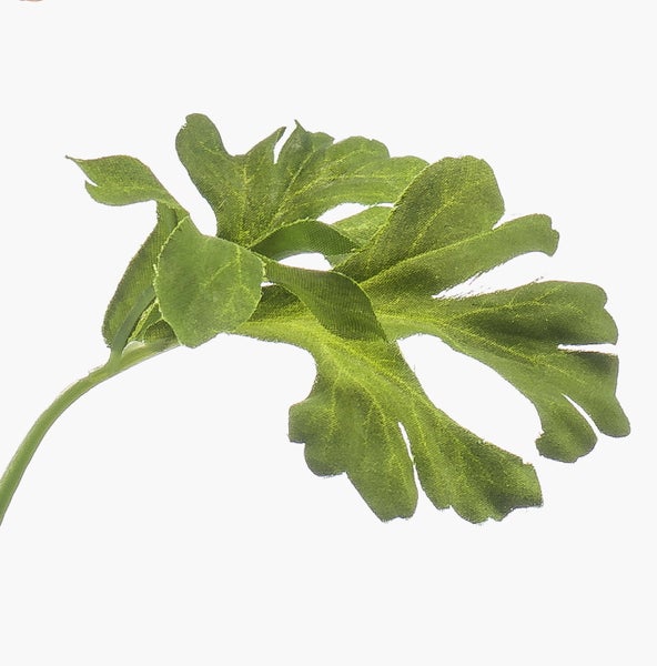 Grünes künstliches Blatt aus Textil mit gelapptem Rand