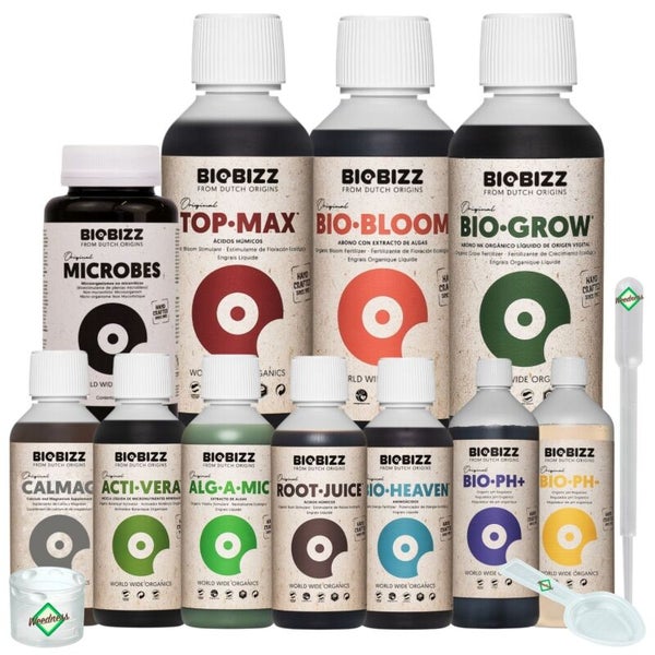 Sortiment aus organischen Biobizz Pflanzendüngern und Zusätzen wie Top-Max, Bio-Bloom und Bio-Grow inklusive Messbecher und Pipette.