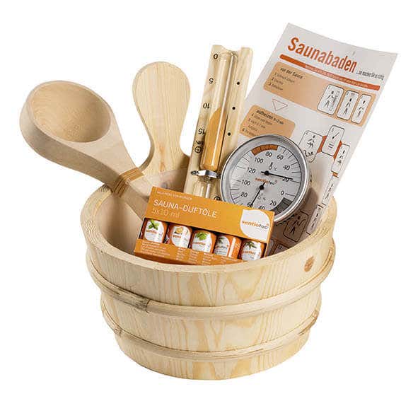 Saunazubehör-Set bestehend aus Holzeimer, Schöpfkelle, Sanduhr, Thermometer-Hygrometer, fünf Saunaduftölen und einer Anleitung.