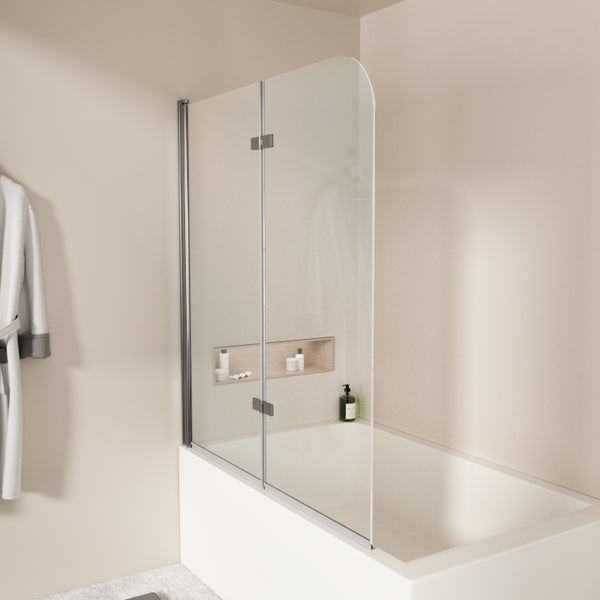 Moderne zweiteilige Glas-Badewannenfaltwand mit Metallscharnieren und abgerundeter Ecke auf weißer Badewanne in hellem, minimalistischem Badezimmer.