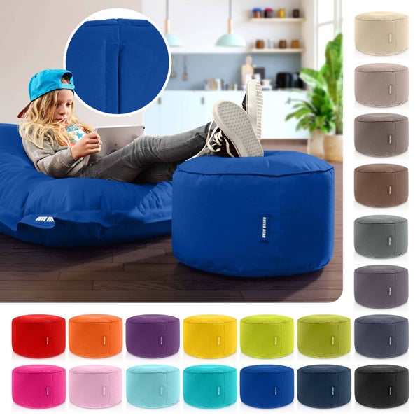 Ein rundes Sitzkissen als Fußhocker von Green Bean in einem Wohnzimmer, daneben eine Auswahl weiterer verfügbarer Farben des Hockers abgebildet.