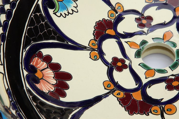 Nahaufnahme einer Keramik Waschbeckenoberfläche mit Blumenmuster