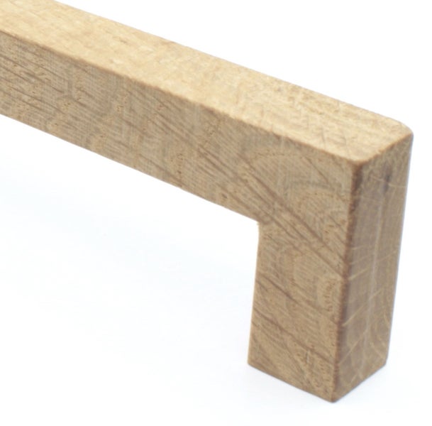 Möbelgriff aus Eichenholz mit eckigem Design als Stangengriff für Schubladen und Schranktüren