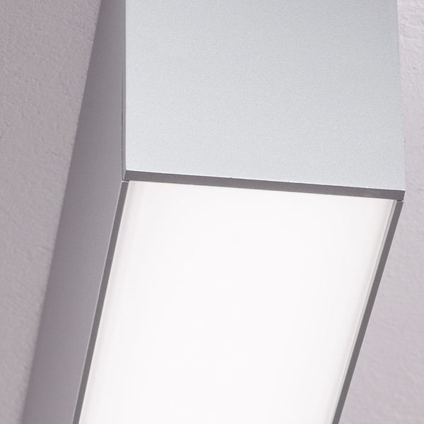 Moderne Wandleuchte in rechteckiger Form zur Außenbeleuchtung aus Metall mit diffuser Lichtaustrittsfläche.
