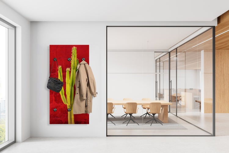 Moderne Büroeinrichtung mit Garderobe mit Kaktusmotiv, Mantel und Tasche