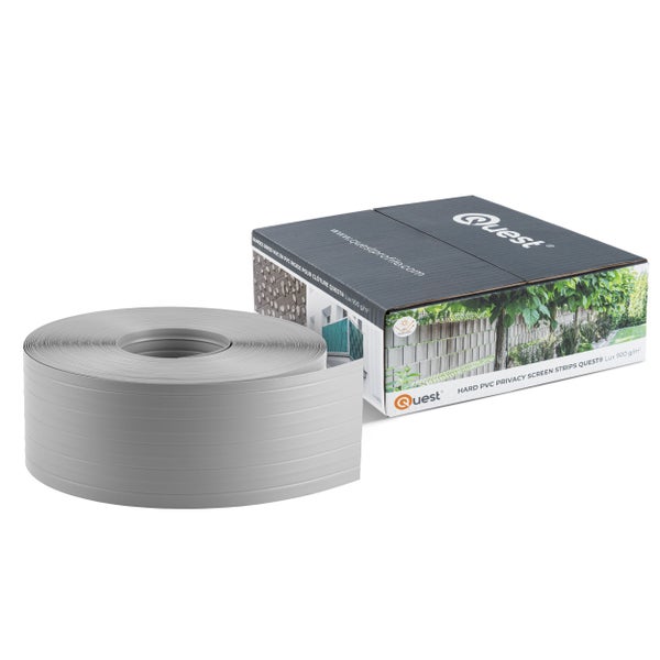 Quest Hart-PVC Sichtschutzstreifen Lux 900 Gramm pro Quadratmeter in Grau auf einer Rolle neben der Originalverpackung.