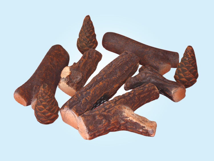 Dekorative Kaminholzimitate und Tannenzapfen aus Keramik