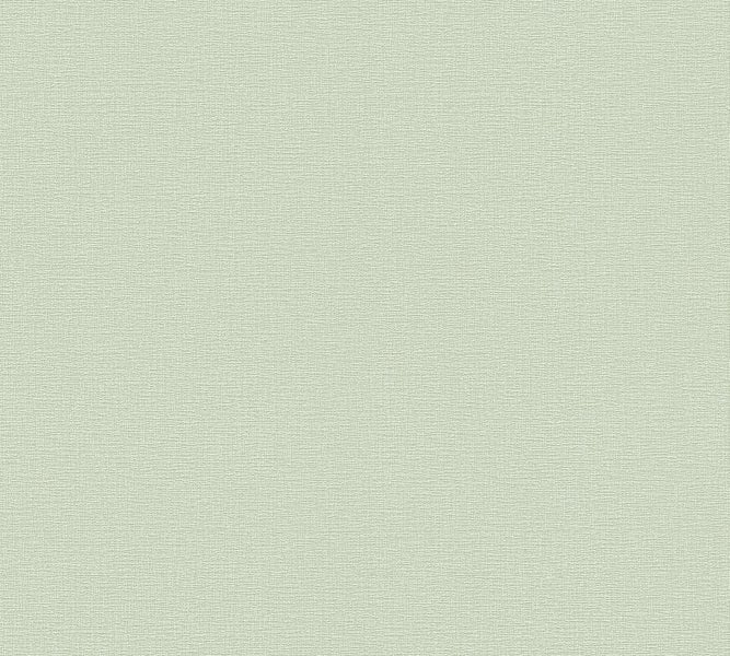 Bauarbeiter rollt ein Vlies auf einer Baustelle aus.