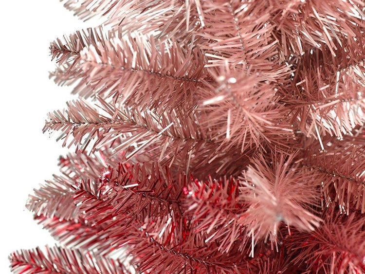 Detailansicht der Zweige eines kunstlichen Weihnachtsbaums mit metallisch glanzenden Nadeln.