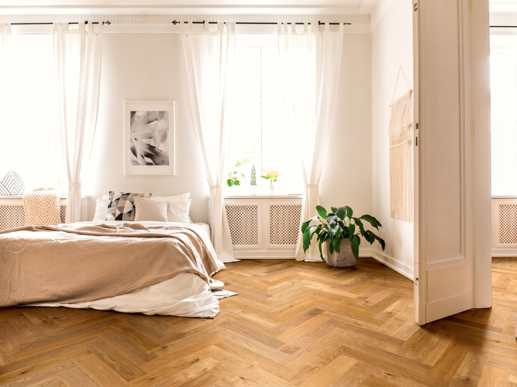 Holzdekor Eiche mit feiner horizontaler Maserung.