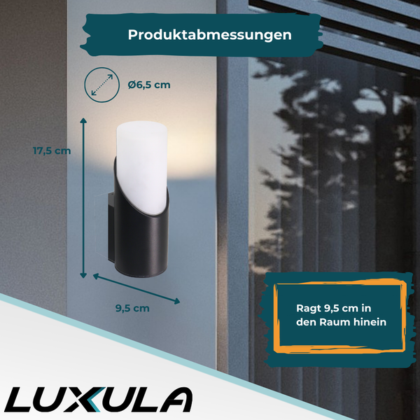 Luxula Wandleuchte mit Abmessungen: Höhe 17,5 Zentimeter, Durchmesser 6,5 Zentimeter und Ausladung 9,5 Zentimeter. Luxula Logo.