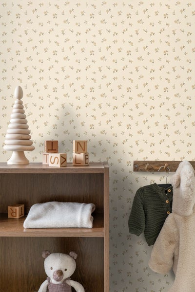 Tapete mit dezentem Blumenmuster in einem hell eingerichteten Kinderzimmer mit Holzmöbeln und Spielzeug.