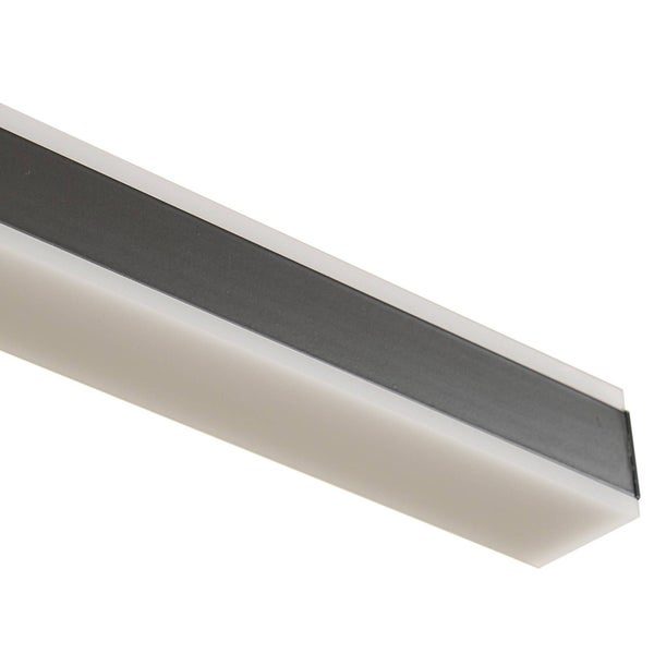 Lineare LED-Wandleuchte mit Kunststoff-Diffusor und Metallgehäuse in Anthrazit.