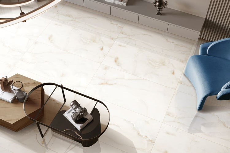 Heller Raum mit Fliesen in Marmoroptik, Couch und Tisch