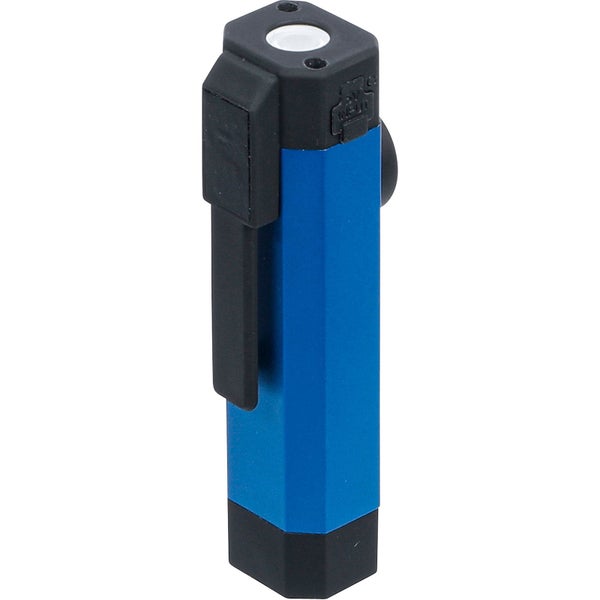 Wiederaufladbare Taschenlampe mit Leuchtdioden in Blau und Schwarz mit angeschlossenem Ladekabel.