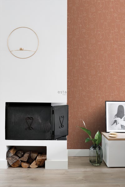 Wohnzimmer mit Kamin, Holz und gemusterter Tapete