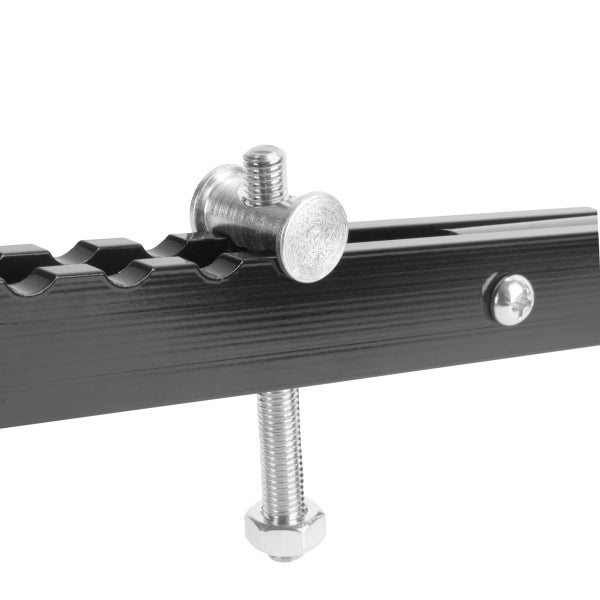 Detailansicht einer schwarzen Metallschiene mit Befestigungselementen