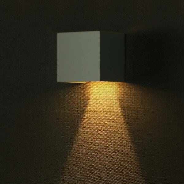 Quadratische Wandleuchte strahlt Licht nach unten an die Wand