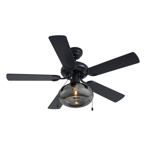 Deckenventilator mit fünf Flügeln und integrierter Leuchte mit einer Glaskuppel zur Raumklimatisierung.