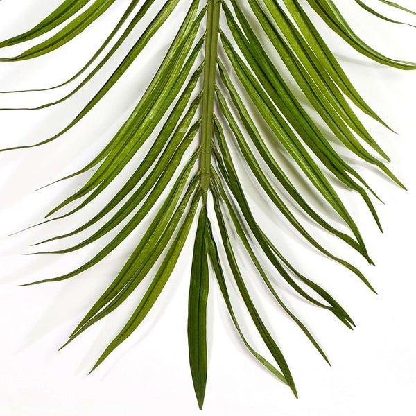 Künstlicher Palmwedel mit schmalen grünen Blättern zur Dekoration.