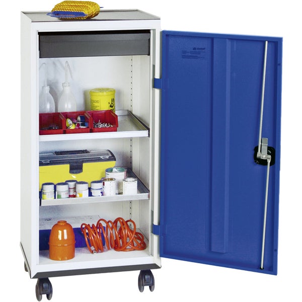 Mobiler Werkzeugschrank aus Metall mit blau-weißer Lackierung auf Rollen, einer geöffneten Tür und gefüllten Regalfächern.