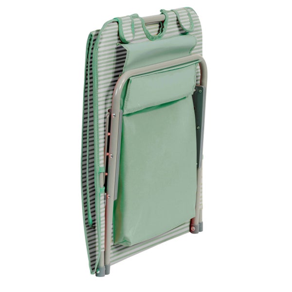 Zusammengeklappte grün-weiß gestreifte Strandmatte mit Metallgestell und integrierter Aufbewahrungstasche.