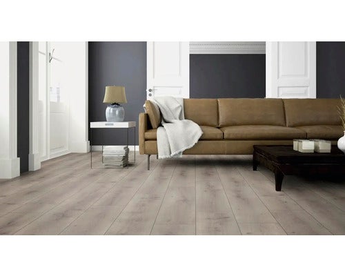 Helles Zimmer mit Esstischgruppe und Küchenzeile