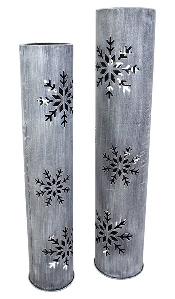 Zwei dekorative Windlichter mit Schneeflockenmuster