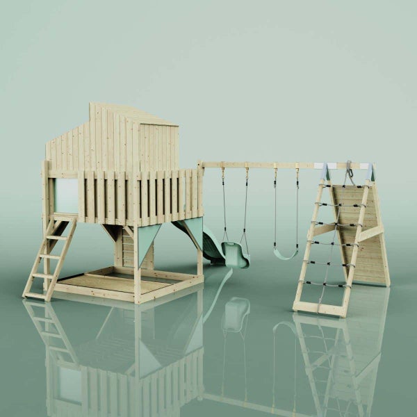 Spielturm aus hellem Holz mit Spielhaus, Rutsche, zwei Schaukeln, Kletterwand und Kletternetz.