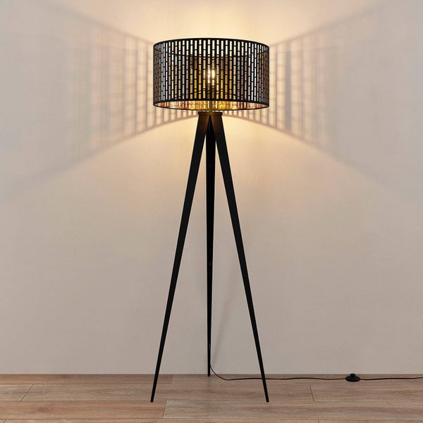 Stehlampe mit schwarzem Lampenschirm und Stativfuß.