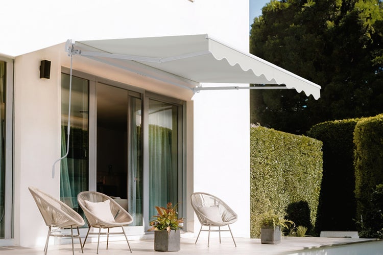 Terrasse mit Markise, Stühlen und Pflanzen