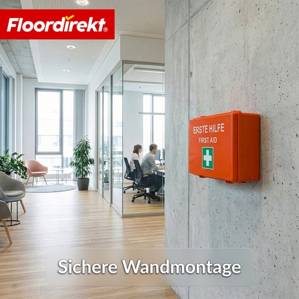 Erste-Hilfe-Koffer für Wandmontage in einem modernen Büro mit Betonwand, Glaswänden und Holzboden, Floordirekt Logo.