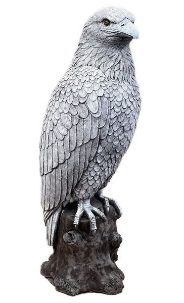 Gartenfigur Adler auf Baumstumpf, detailreiche Steinguss-Skulptur für den Garten.