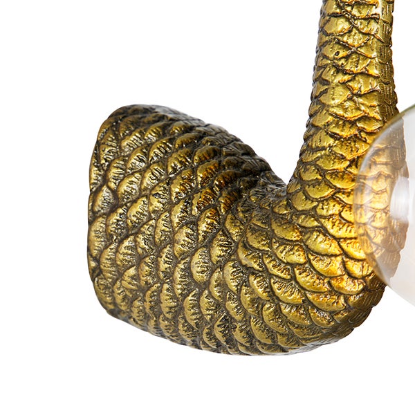 Detail einer bronzefarbenen Leuchte in Schlangenform