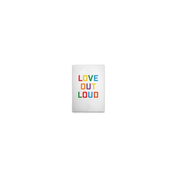 Dekoratives Schild mit dem Schriftzug 'Love Out Loud' in Regenbogenfarben