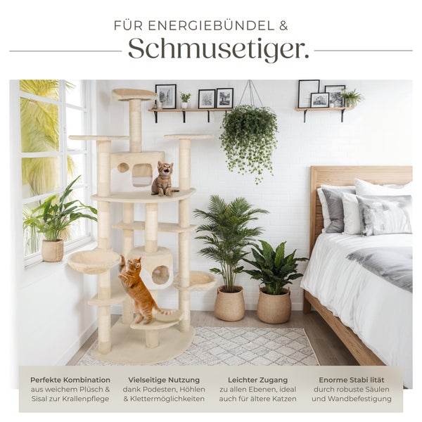 Katzenkratzbaum mit mehreren Ebenen, Höhlen und Sisalstämmen in einem hellen Wohnzimmer mit zwei Katzen