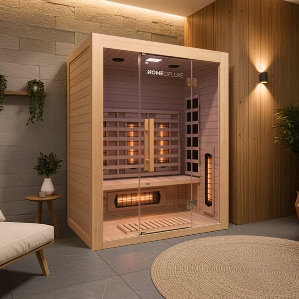 Home Deluxe Infrarotkabine aus Holz mit Ganzglastür und Innenbeleuchtung in einem modern eingerichteten Raum.