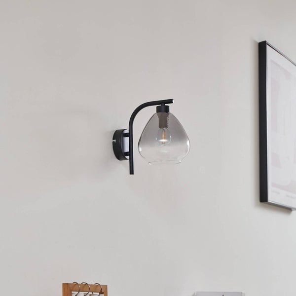 Wandleuchte mit transparentem Glasschirm und Metallhalterung