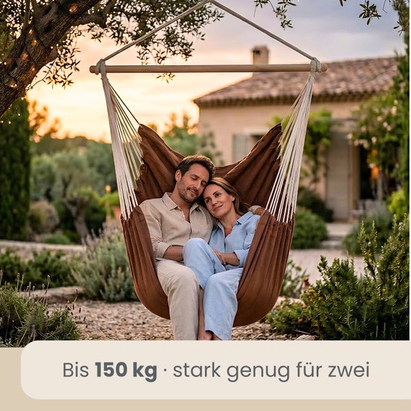 Ein Paar sitzt in einem braunen Hängesessel aus Stoff im Garten. Belastbar bis 150 Kilogramm, stark genug für zwei Personen.