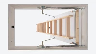 Dachbodentreppe mit Holzleiter und Klappe im geschlossenen Rahmen von unten gesehen.