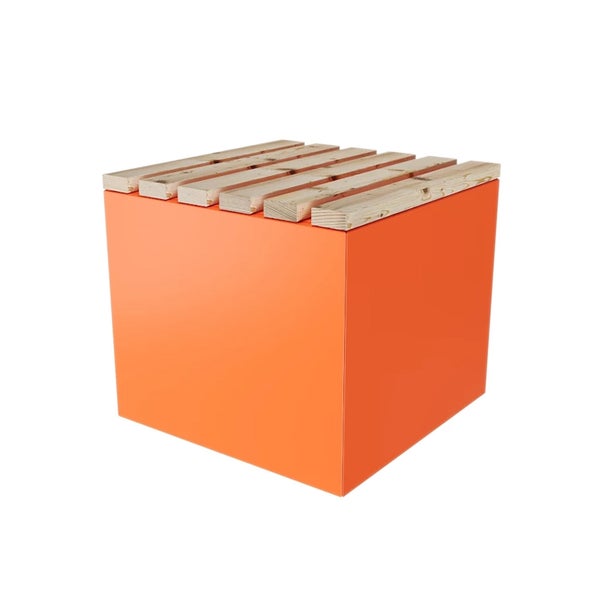Oranger Sitzwürfel mit einer Sitzfläche aus hellen Holzlatten.