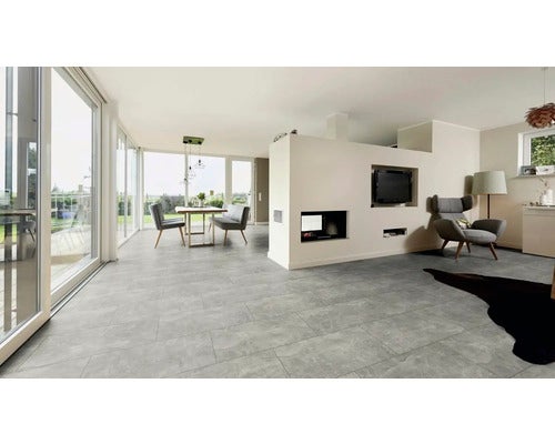 Heller Wohnraum mit grauem Fliesenboden, Esstisch und Sitzgelegenheiten