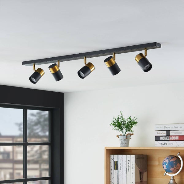 Deckenleuchte mit fünf Strahlern an einer schwarzen Stange