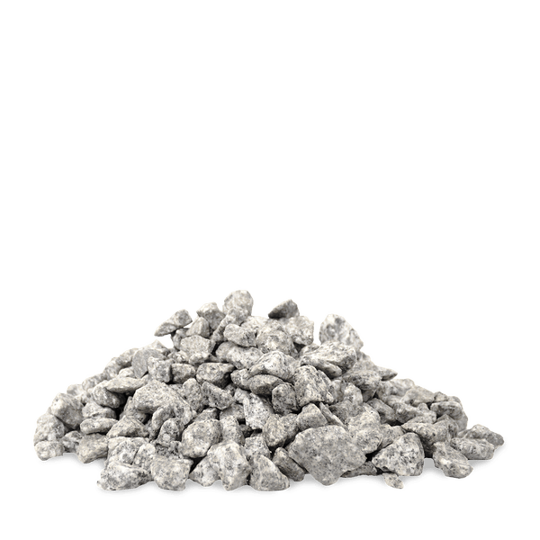 Grauer Granitsplitt, Haufen aus kleinen eckigen Natursteinen für die Gartengestaltung und Wege.