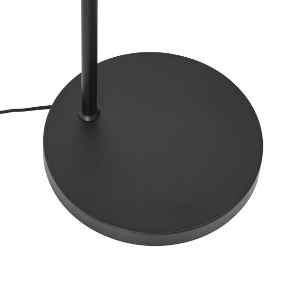 Detailaufnahme des runden Lampenfußes einer Stehlampe