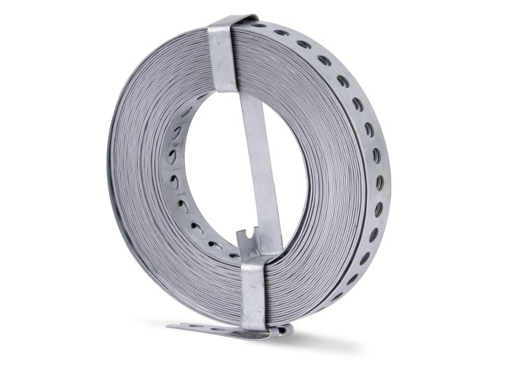 Montageband aus verzinktem Stahl als Rolle mit Lochung zur Befestigung von Rohren und Leitungen.